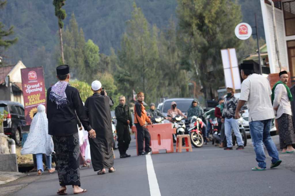 Jagabaya Tengger Kawal Pelaksanaan Salat Idul Fitri dalam Harmonisasi Agama