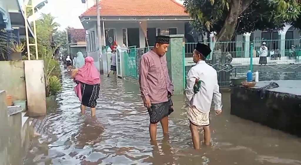 Warga Gadingrejo Lebaran di Tengah Banjir