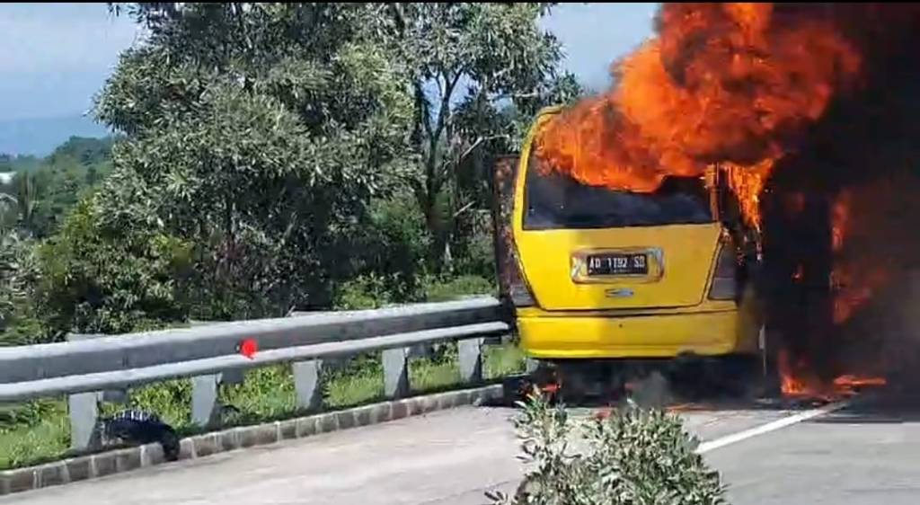 Mobil Isuzu Elf Terbakar di Tol&nbsp;Mapan