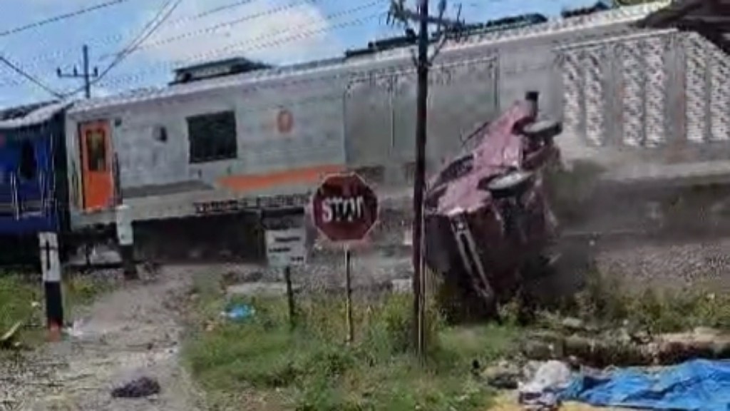 Detik-detik Mobil Carry Rombongan Asal Pasuruan Tertabrak Kereta Api di&nbsp;Madiun