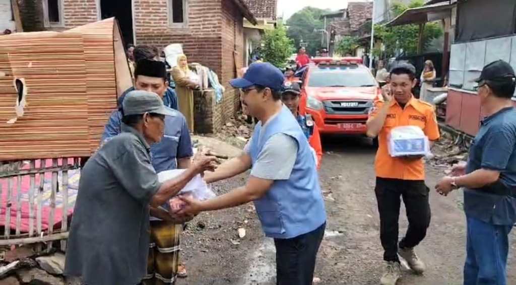Lebaran, Gus Ipul Sambangi Korban Banjir