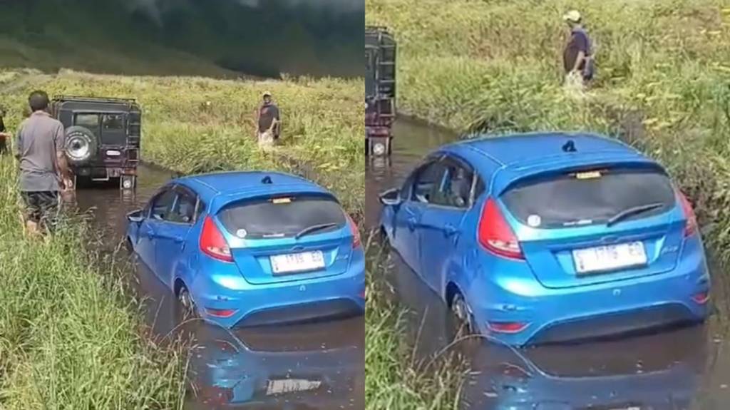 Ngeyel, Ford Fiesta Biru Terjebak di Kubangan Lautan Pasir Bromo