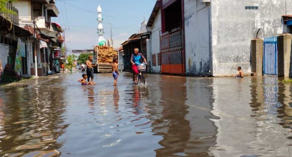 Banjir Rob Landa Pesisir Pasuruan, Jalan MT Haryono&nbsp;Tergenang