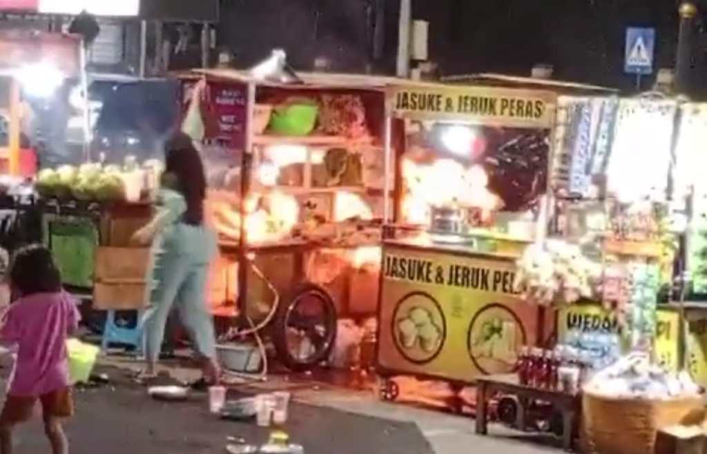 Regulator Elpiji Ditabrak Anak Bermain, Gerobak Nasgor di Alun-alun Pasuruan Terbakar