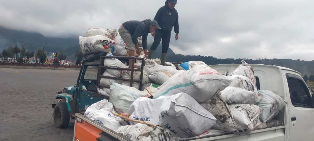 Bebersih Bromo Hari Pertama, 8 Pikap Sampah Sisa Kasada Tertinggal di Bromo