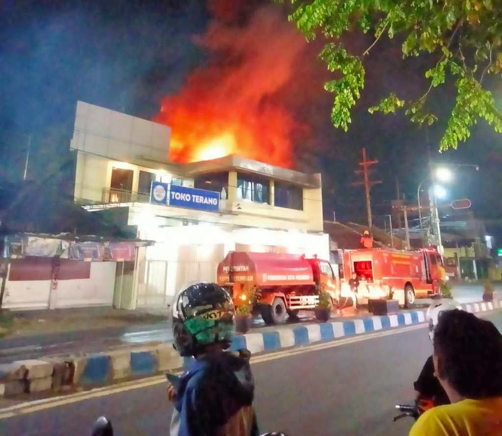 Toko Minuman di Kebonagung Terbakar, Kerugian Ditaksir hingga Puluhan Juta