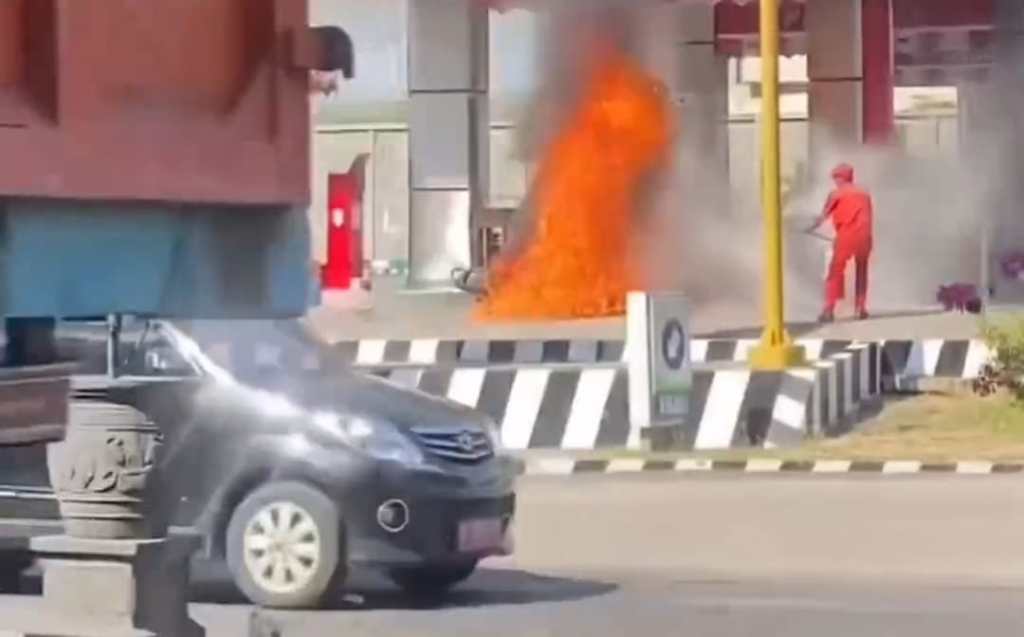Tumpah saat Isi BBM di SPBU, Motor&nbsp;Terbakar