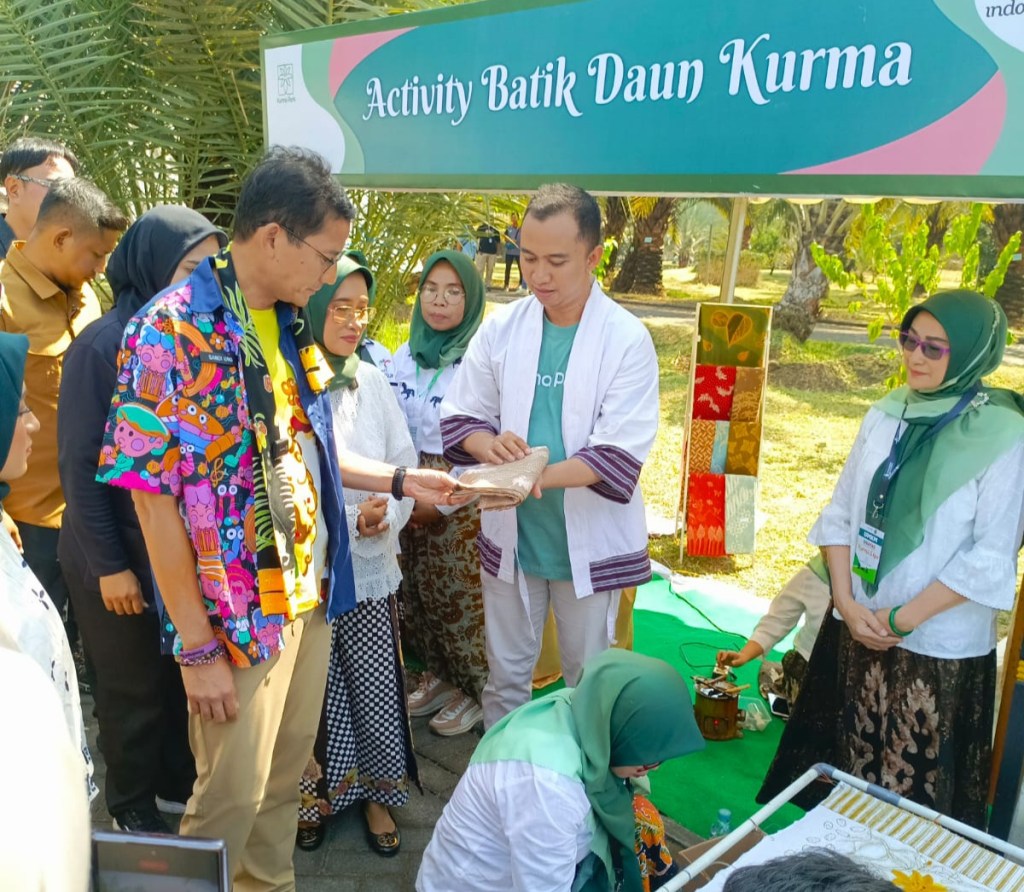 Datang ke Kebun Kurma di Sukorejo, Menteri Sandiaga Kaget: Kok Bisa&nbsp;Tumbuh!
