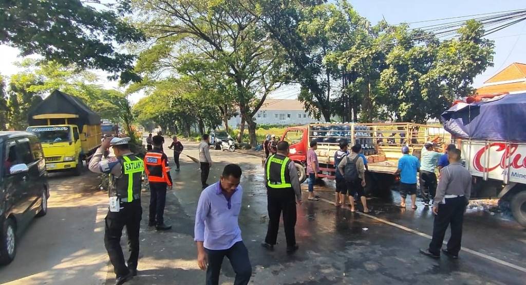 Truk Muat Air Mineral Terguling di Jalur Pantura, Arus Lali&nbsp;Macet