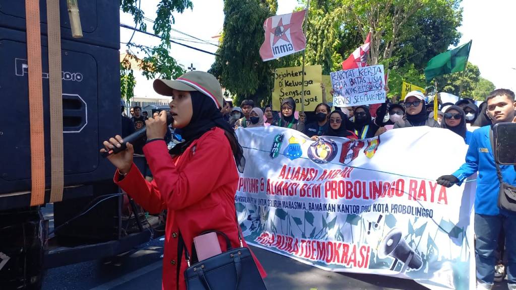 Pelantikan Anggota DPRD Kota Probolinggo Diwarnai Demo&nbsp;Mahasiswa