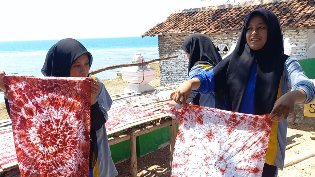 Semangat Kemerdekaan RI, Siswa Membatik Merah Putih di Pulau Gili Ketapang