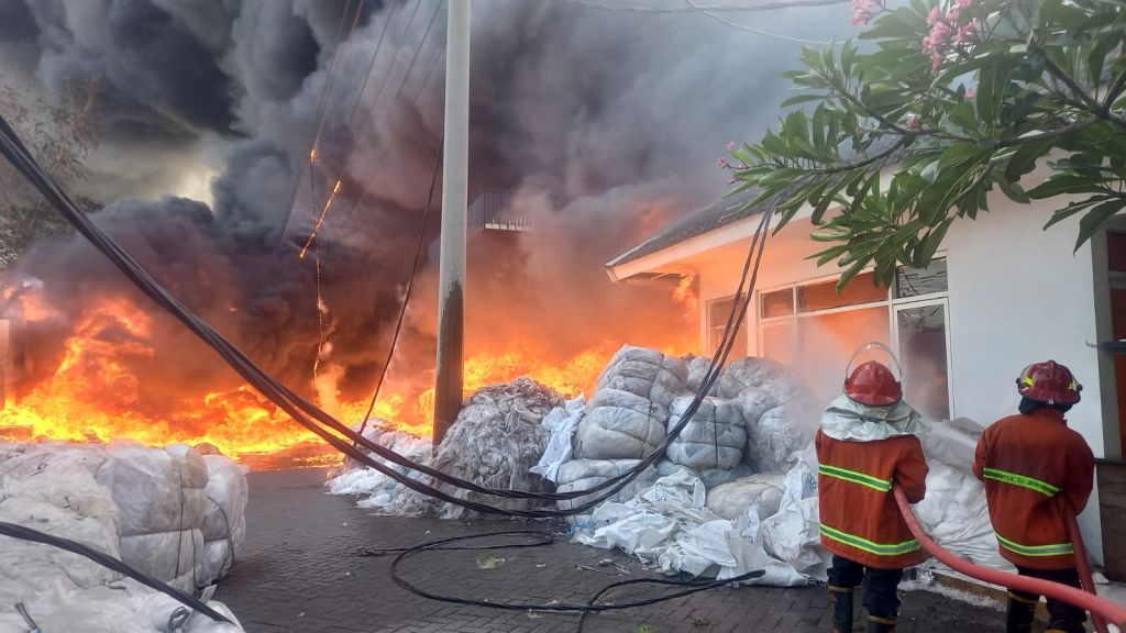 Pabrik Plastik di Purwosari Terbakar: 7 Rumah Ikut Tersambar