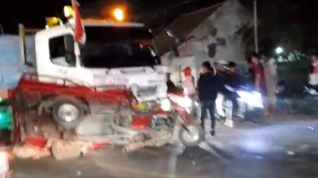 Terlindas Truk Trailer, Dua Orang Tewas dalam Tabrakan Beruntun di Pantura&nbsp;Probolinggo