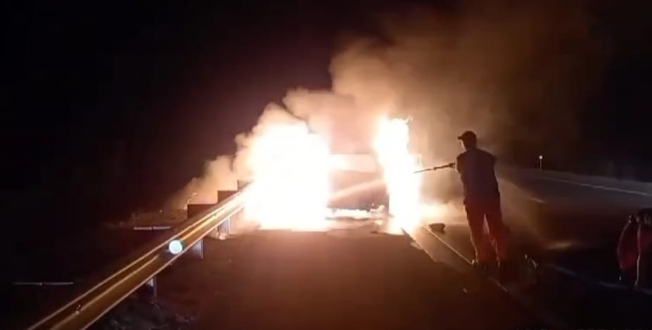 Minibus Terbakar di Tol&nbsp;Gempas