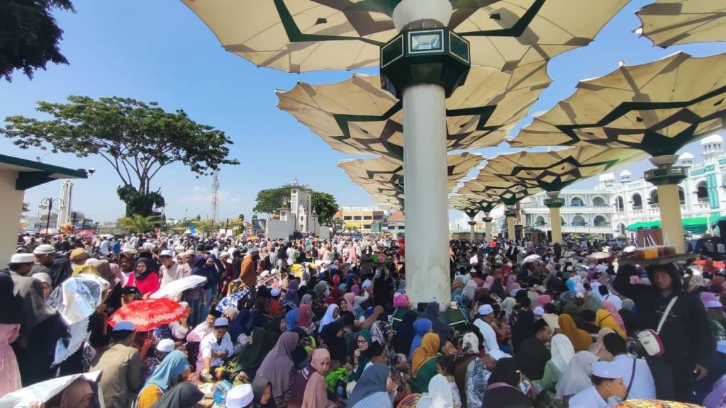 Kawasan Alun-alun Pasuruan Dipadati Puluhan Ribu Jemaah Haul Mbah Hamid ke-43