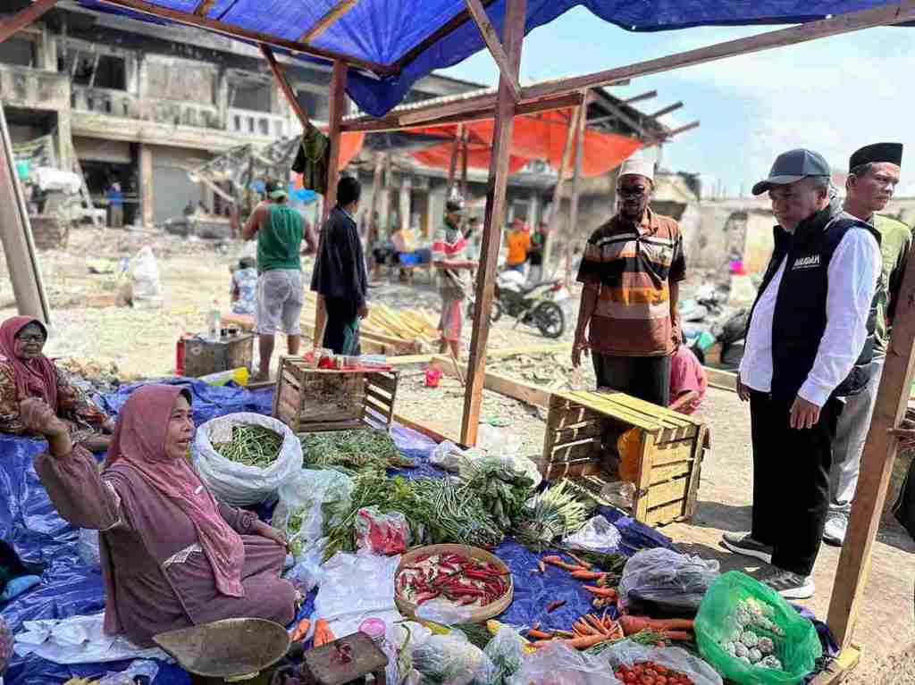 Sambangi Pedagang Pasar Pasrepan Pasca Kebakaran, Gus Mujib: Saya Titip Harus ada&nbsp;Solusi