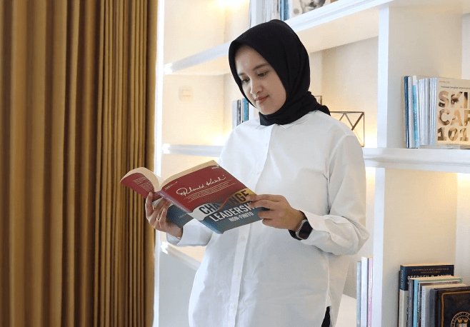 3 Fakta Sosok Ning Wardah Nafisah Cucu Mbah Hamid yang Kini Maju di Pilkada