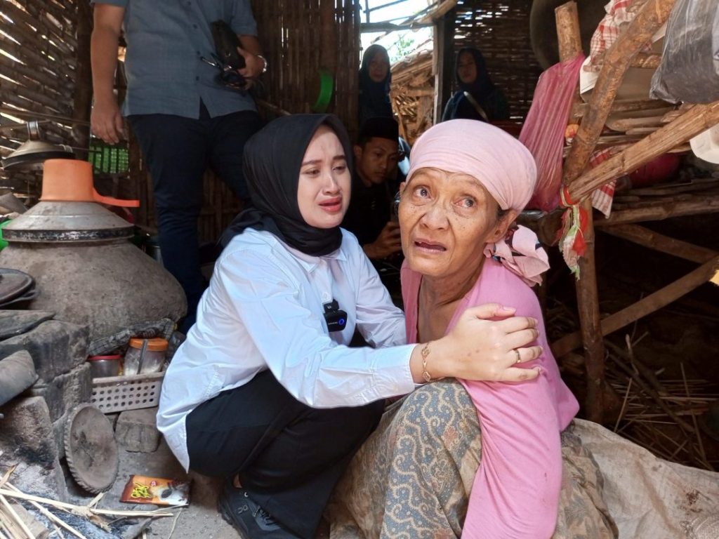 Kisah Nenek Isa: Tak Bisa Jalan dan Hidup dari Uluran Tangan&nbsp;Tetangga