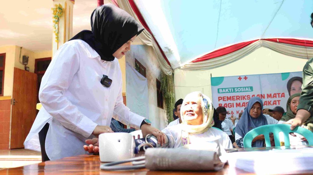 Bacawabup Ning Wardah Terjun Langsung Ikut Cek Kesehatan Gratis di Grati: ‘Saya Ini&nbsp;Perawat’